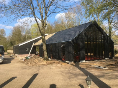 Strakke moderne schuur met felsdak